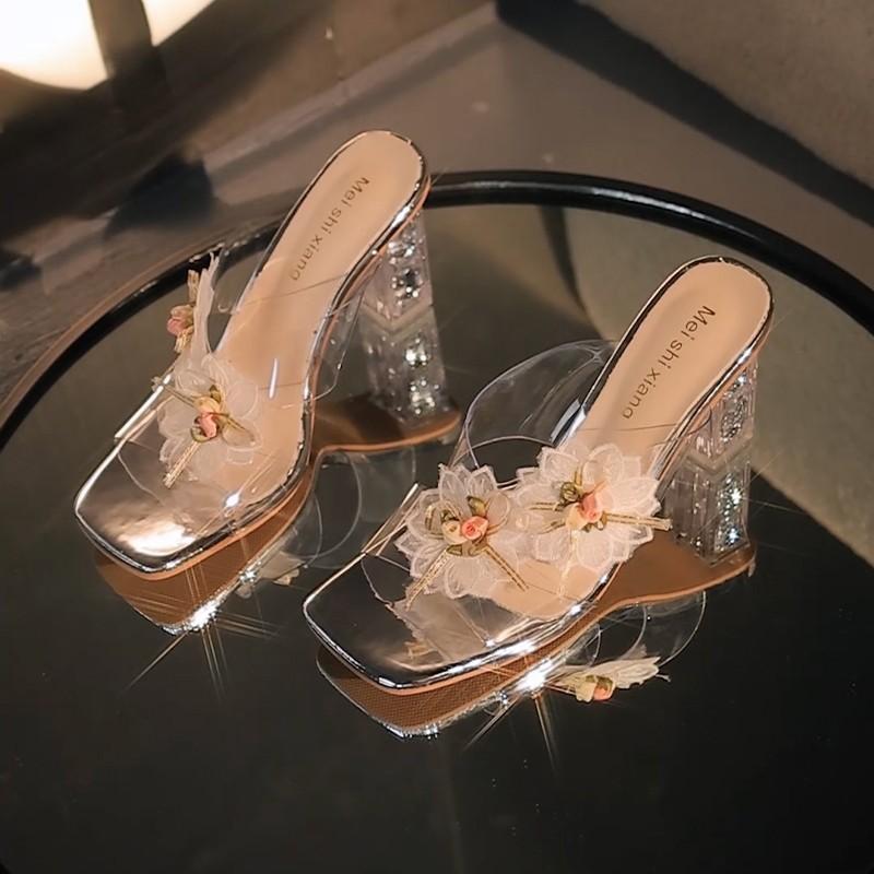 Шлепанцы на высоком каблуке для женской летней уличной носки, новые прозрачные сандалии с цветком, сандалии на толстом каблуке, хрустальные сандалии