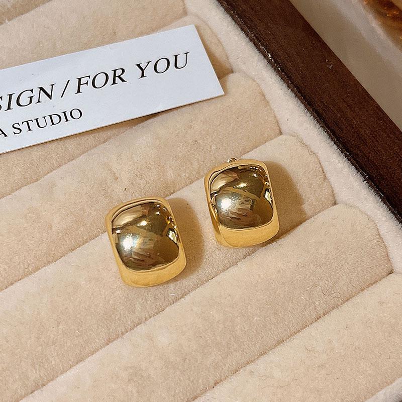 2025 Retro-Inspired Imitation Pearl Earrings: Niche Light Luxury Ear Studs & Pendants