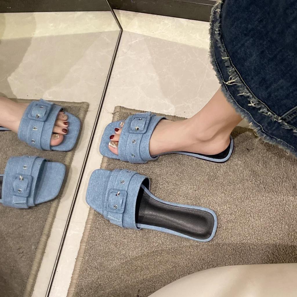 Ношение сандалий и тапочек для женщин 2024 года Новые летние пляжные шлепанцы с квадратным носком Универсальные джинсовые синие туфли на плоской подошве с квадратной пряжкой