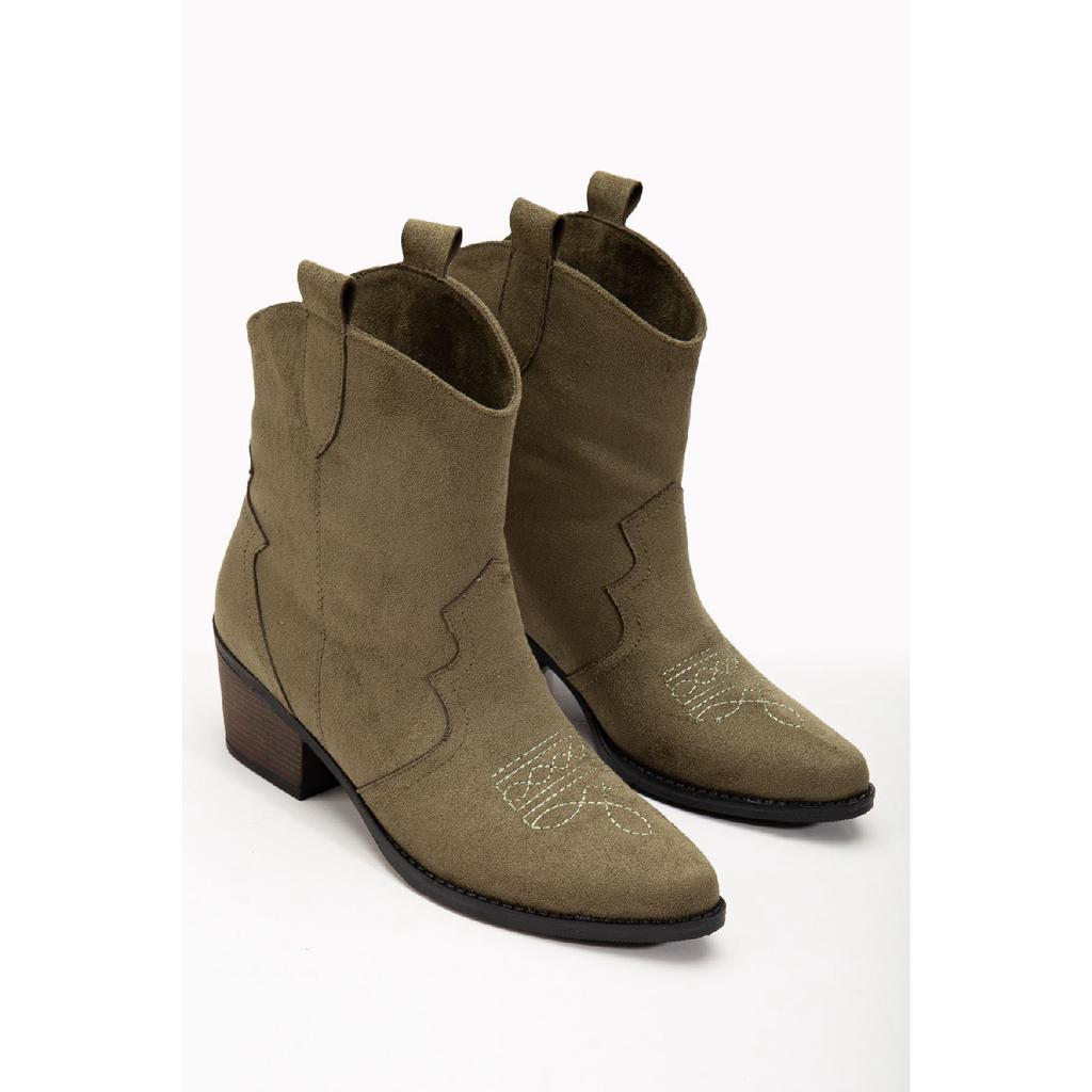 Кремовые бежевые матовые замшевые ковбойские сапоги из норки с камнем в стиле вестерн