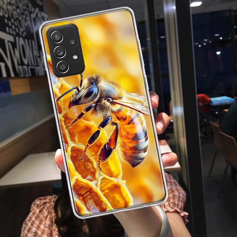 Пчелы и Мед в Чехле-Сотах для Телефона Samsung A54 A57 A37 A17 A14 A15 A12 A24 A34 A55 A35 A25 A52S A07 A05S A04S A22 A3