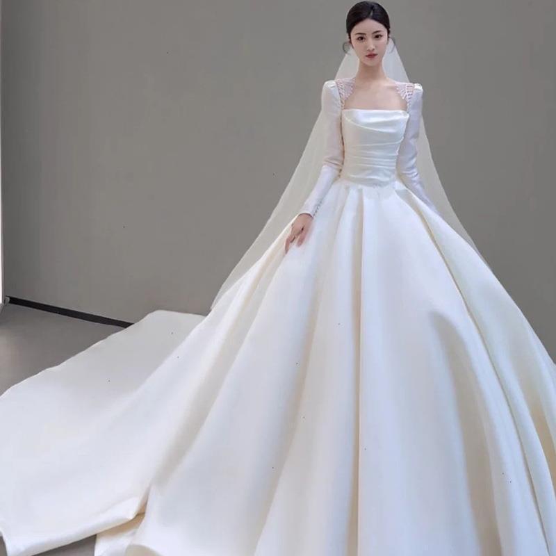 Атласное ретро-легкое свадебное платье с маленькими длинными рукавами - свадебная коллекция 2024 года