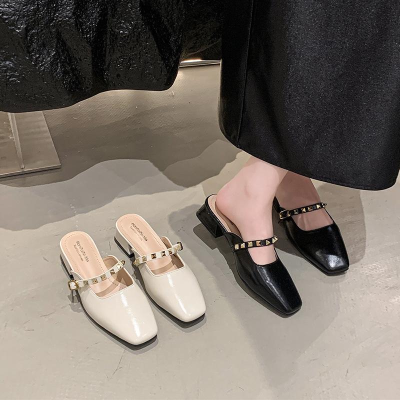 Сандалии с квадратным носком и сумкой на союзке женские 2025 корейская версия шлепанцы с заклепками для улицы летняя обувь на низком каблуке на толстом каблуке полусабо одинарная обувь coo