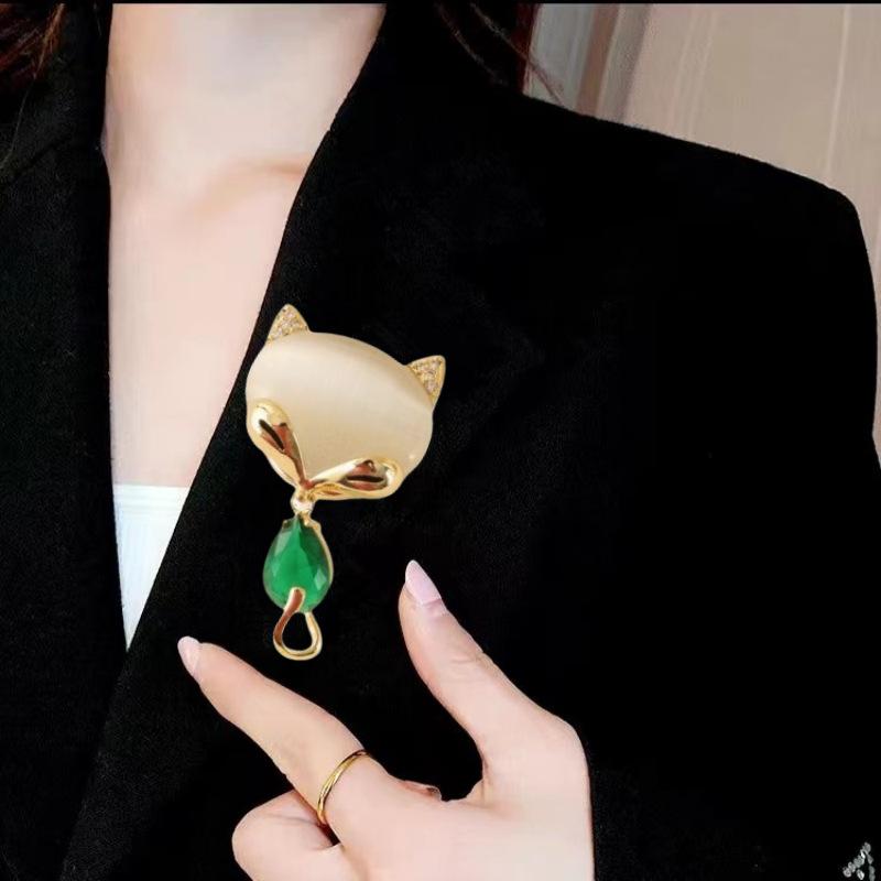 Emerald Magnetic Buckle Brooch Women'S High Sense Niche Inlaid Opal Temperament Corsage Versatile Clothing Accessories