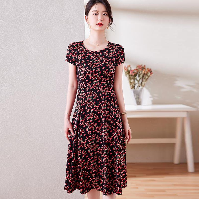 Летнее платье с цветочным принтом больших размеров - короткий рукав, подчеркнутая талия, тонкий фасон