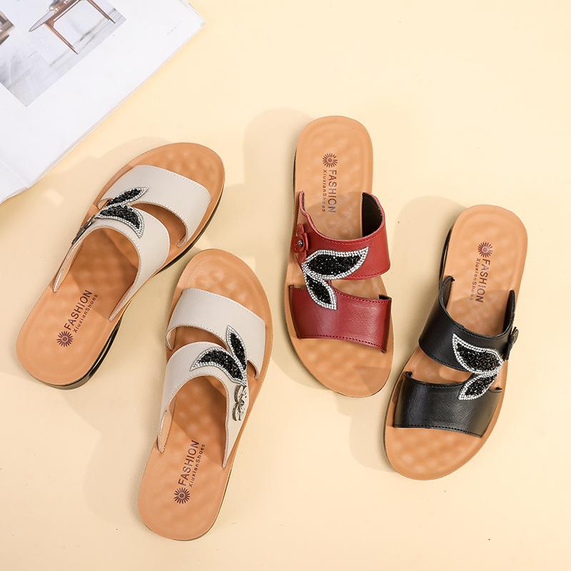 Новая обувь для мам тапочки летние кожаные мягкие подошвы нескользящие наклонные каблуки снаружи носить воздушная подушка массажный низ для среднего и пожилого возраста прохладно