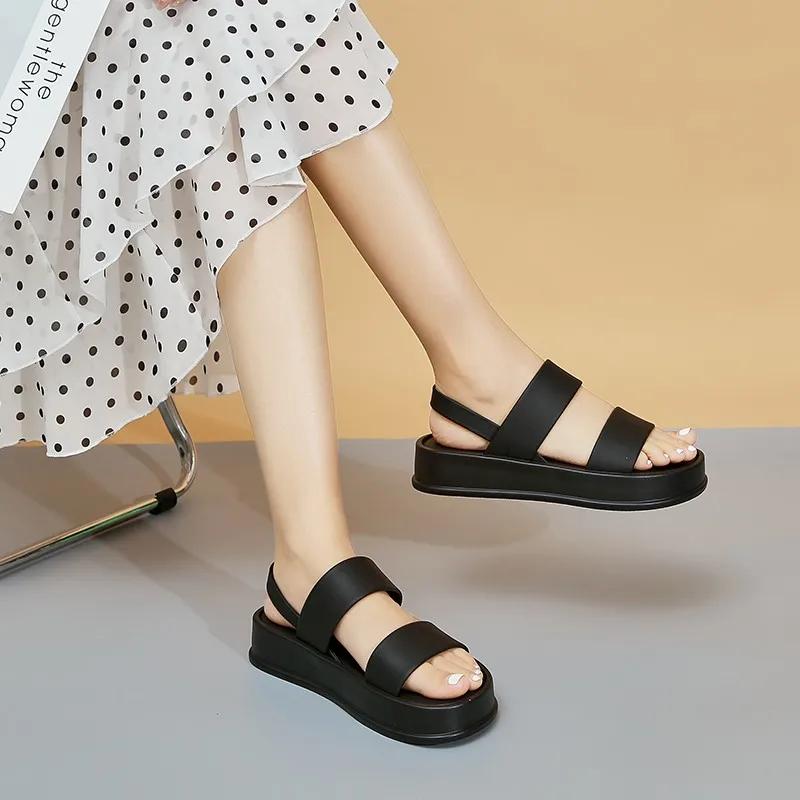 Повседневная одежда 2024 года с сандалиями снаружи, летняя женская модель 2024 года в корейском стиле с бисквитом на толстой подошве, небольшого роста и