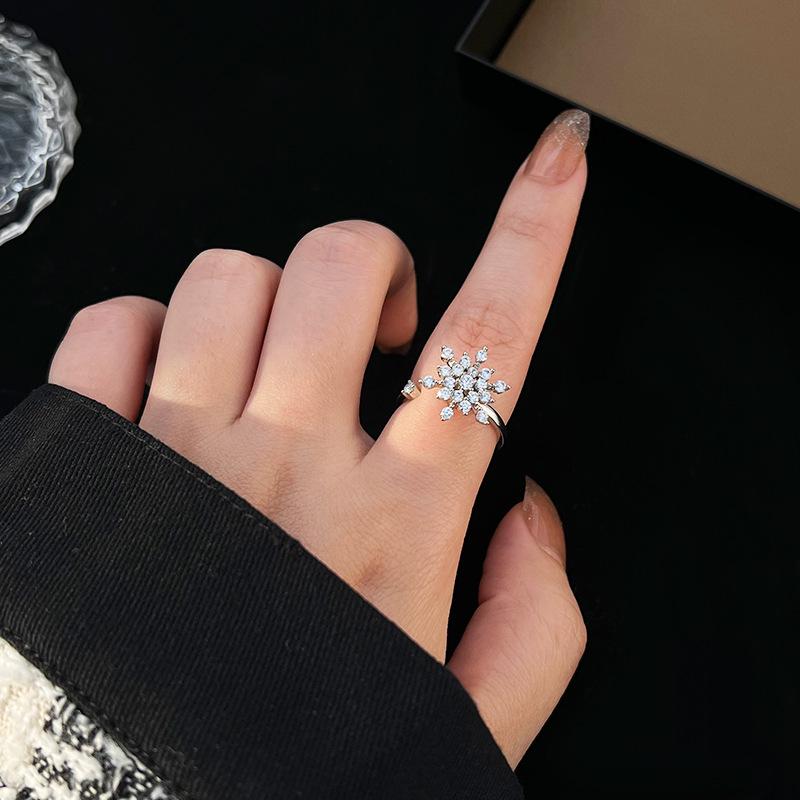 Women's Rotatable Zircon Snowflake Ring: Niche, Fashionable, High-End, No-Fade Design, Personalized Index Finger Accessory