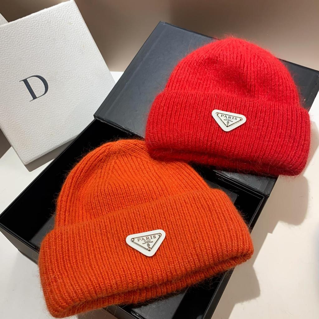 Зимняя шапка с защитой ушей французской вязки с мехом кролика - теплая, стильная, дизайн перевернутый треугольник, шерсть с двойным подгибом