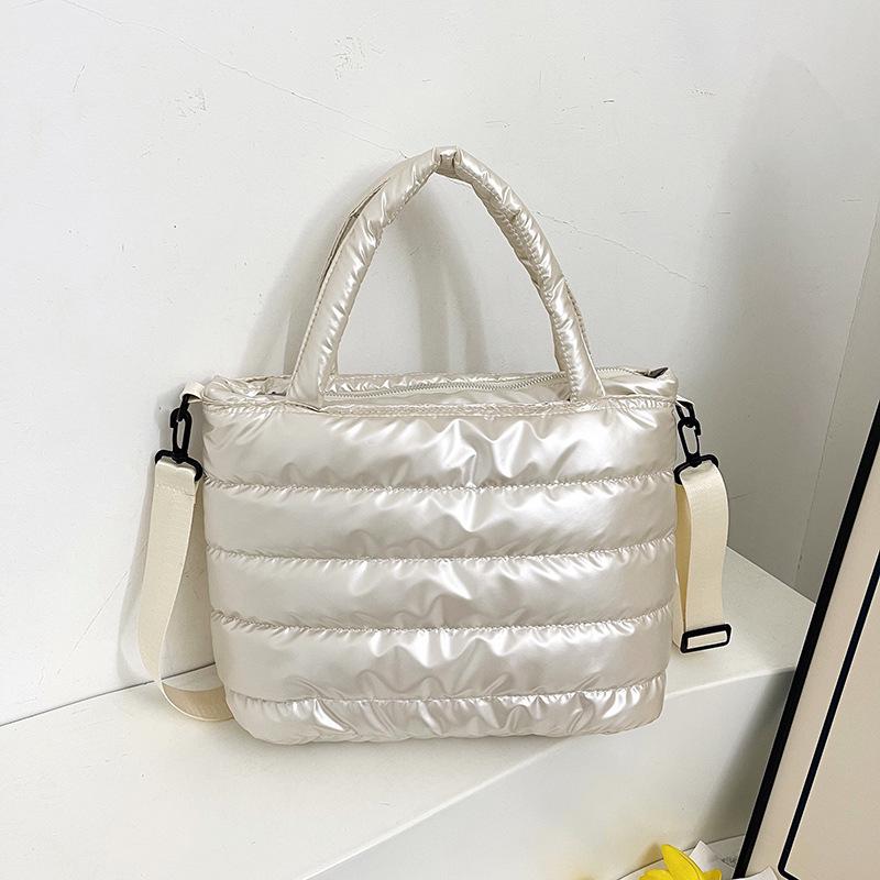 Ламинированная зимняя сумка-тоут: Стильная легкая женская сумка-пуховик через плечо и на плечо