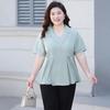 Женский драпированный летний топ больших размеров с короткими рукавами и воротником, который выглядит стройнящим и дышащим