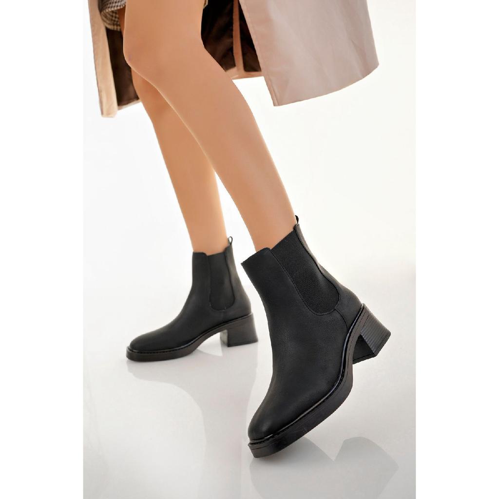 Женские кожаные ботинки с тупым носком