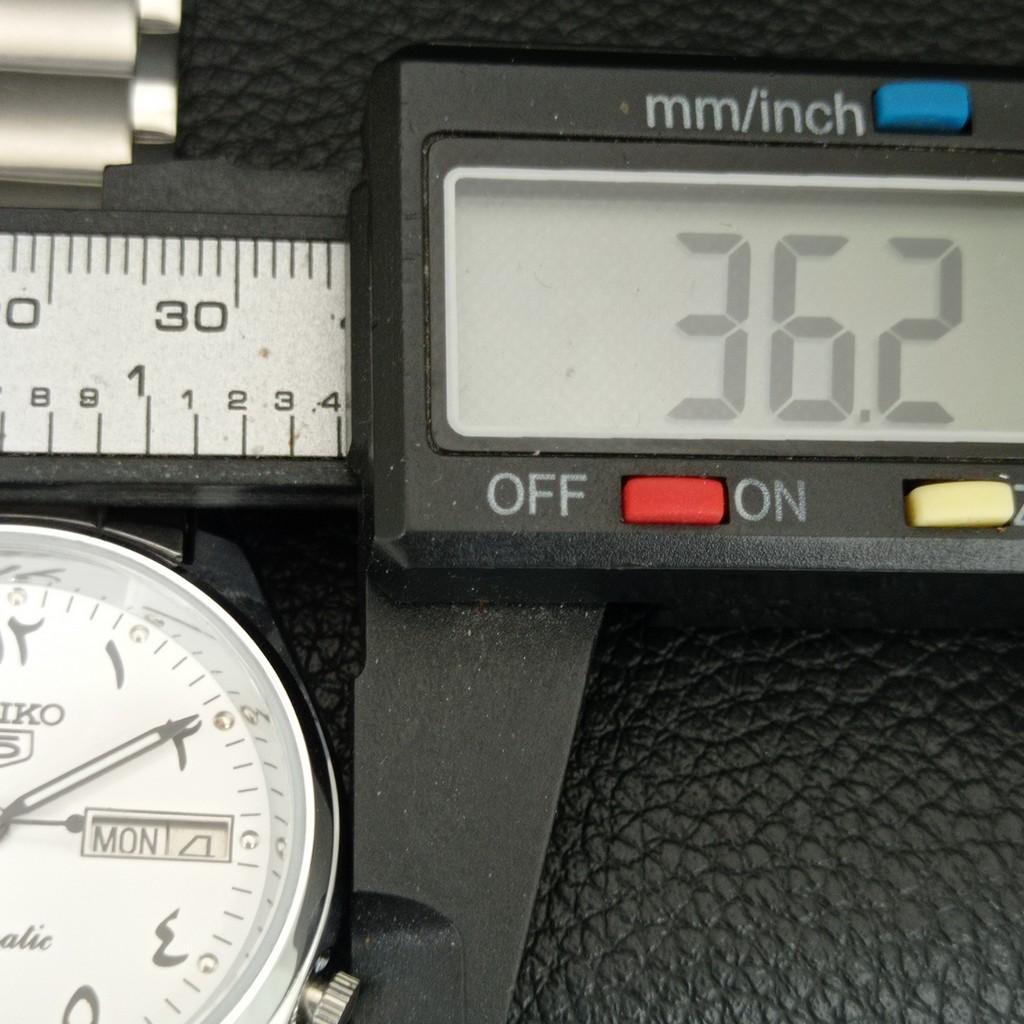 ЯПОНСКИЕ ВИНТАЖНЫЕ ОТРЕМОНТИРОВАННЫЕ АВТОМАТИЧЕСКИЕ МУЖСКИЕ ЧАСЫ SEIKO 5 С БЕЛЫМ ЦИФЕРБЛАТОМ a446170-1
