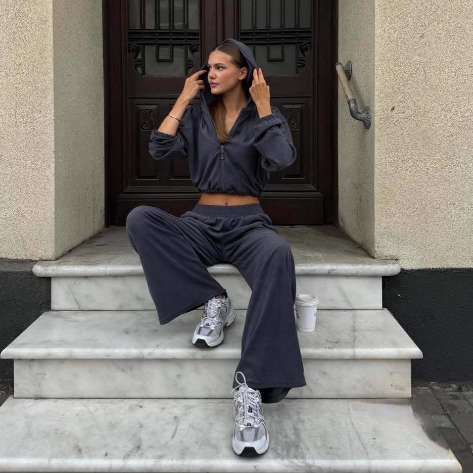 Осенний укороченный топ с капюшоном на молнии и повседневные длинные брюки - Женский спортивный стиль