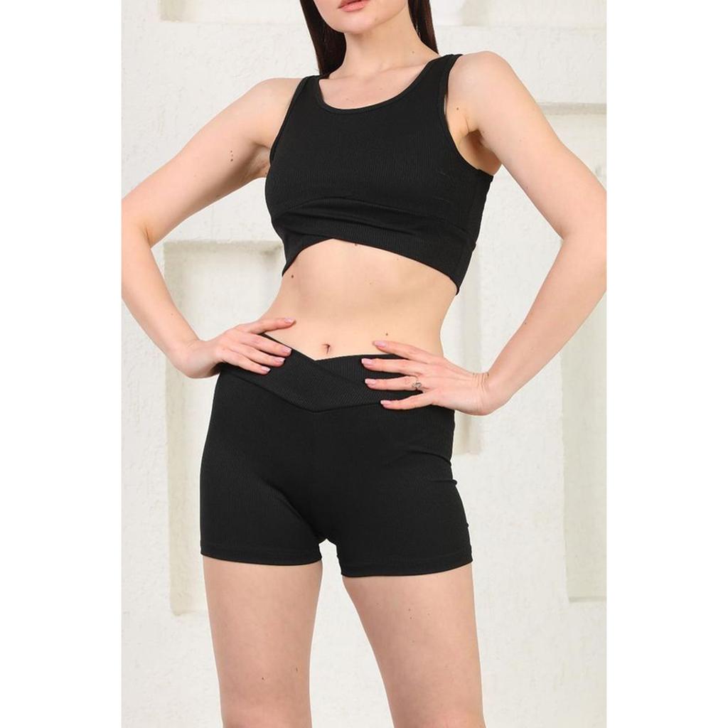 Спортивный комплект из бюстье и шорт в рубчик