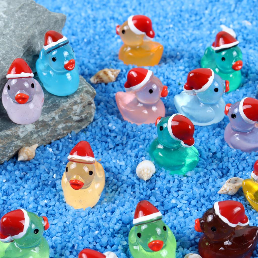 10pcs Christmas Mini Resin Ducks Glitter Miniature Christmas Hat Duck Figures Shine Tiny Duck Ornaments Micro Landscape Decor