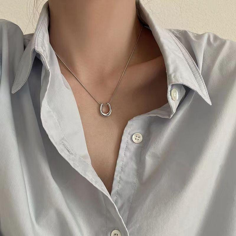 U-shaped pendant necklace female tide cool babes light luxury niche premium collarbone chain ins student with t-shirt sweater chain