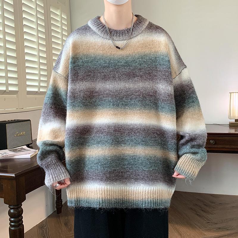 Мужской свитер с круглым вырезом и градиентной расцветкой тай-дай — радужные полосы, свободный крой, модный сезон осень/зима.