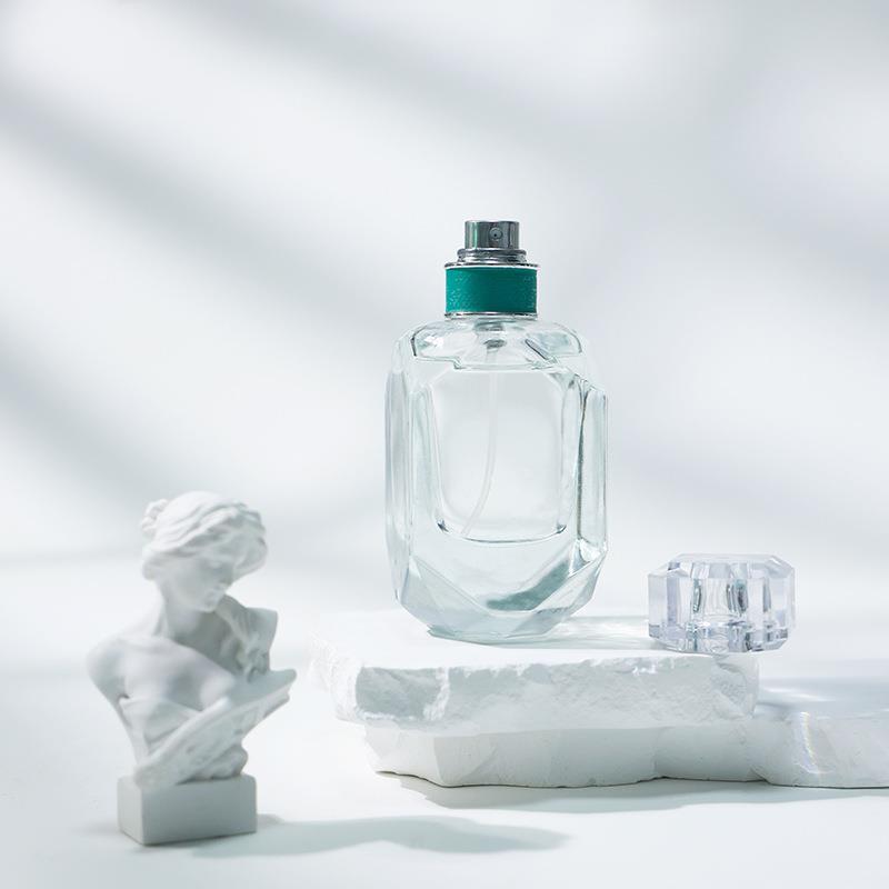 Новые женские духи Blue Diamond с одноименным названием. Легкий и свежий аромат. Натуральный нишевый аромат. Подарок с цветком ириса.