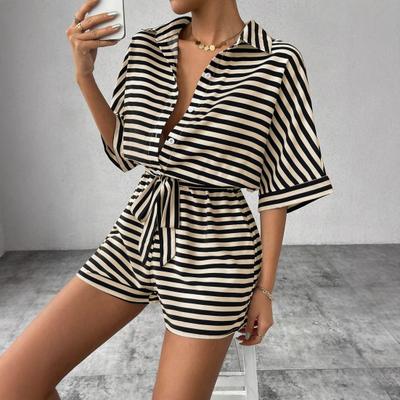 Летний женский комбинезон в полоску контрастного цвета со шнуровкой и эластичным поясом, цельный комбинезон с короткими рукавами и отложным воротником, полуоднобортный короткий комбинезон