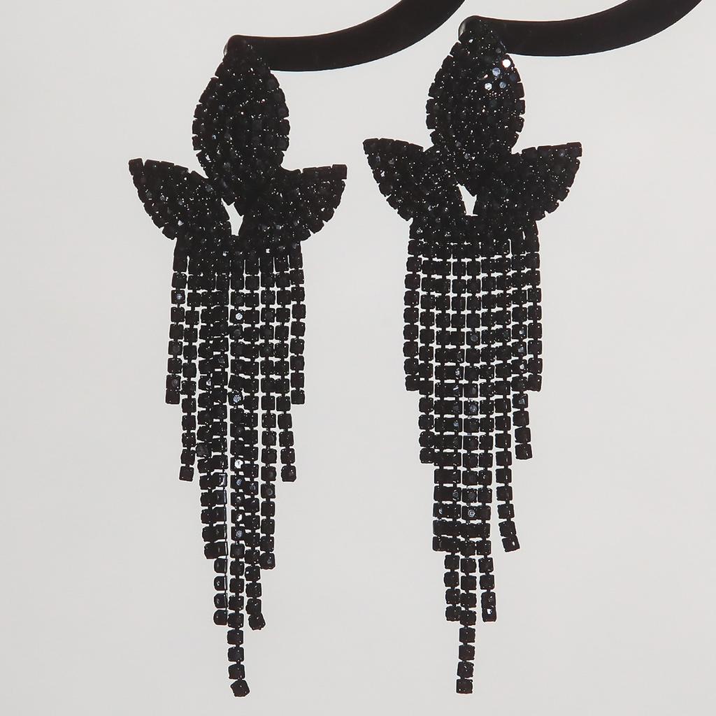 Красные и черные длинные серьги с трехлистным цветком и бахромой.