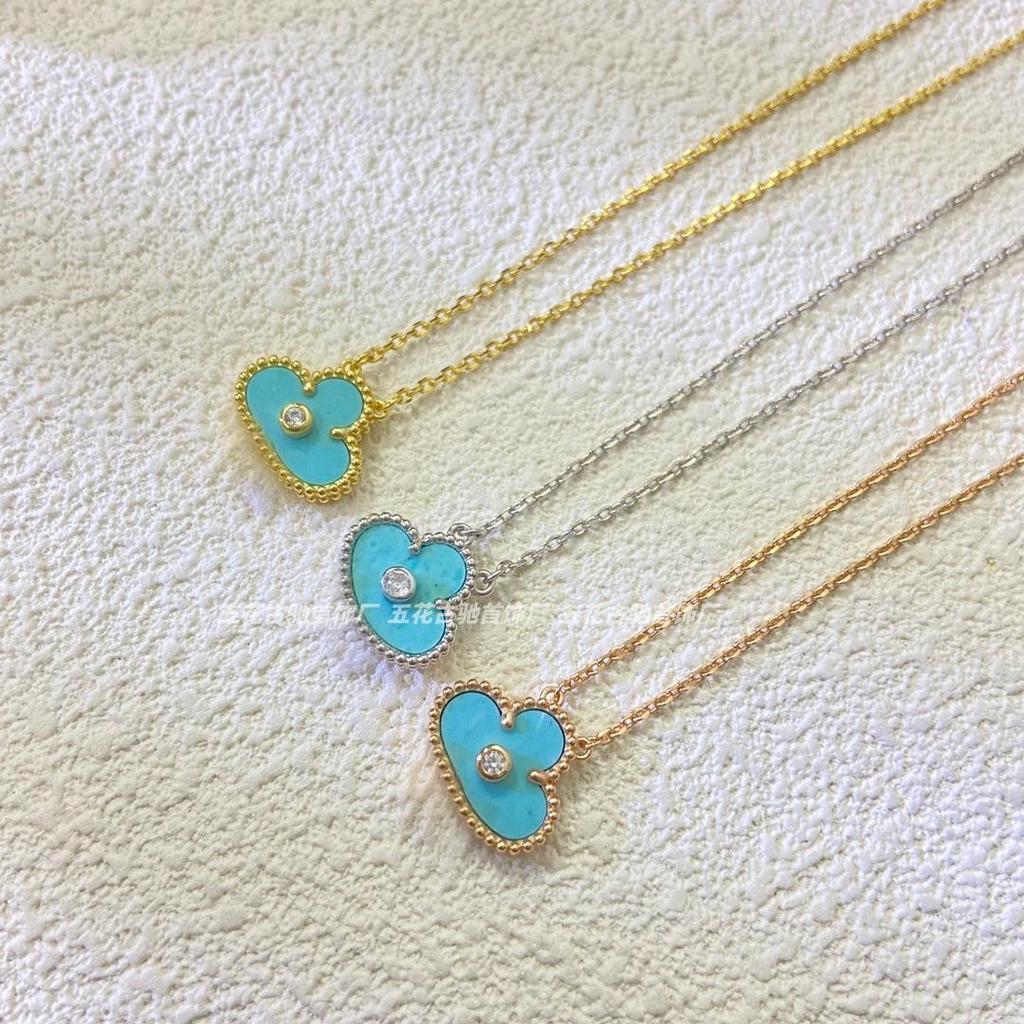 Ожерелье «Четырехлистный клевер» Van Cleef: Золотой кулон с дизайном в виде пяти цветков, с белым перламутром, красным агатом и бриллиантом для женщин.