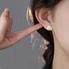 S925 Посеребренные французские винтажные мини-серьги-гвоздики Свежие и элегантные серьги-гвоздики с маленьким цветком Женские серьги-гвоздики с белым цветком и жемчугом