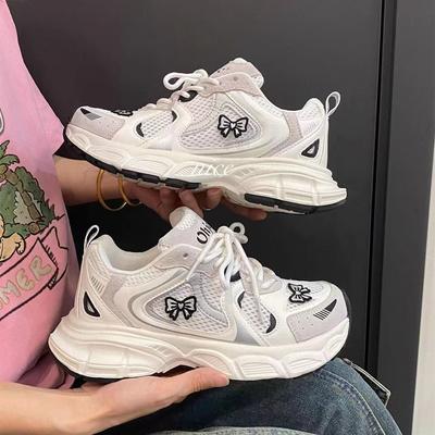 2024 Женские кроссовки класса люкс Белые сетчатые дышащие туфли для женщин Спортивные беговые повседневные туфли на платформе Женская фитнес-вулканизированная обувь