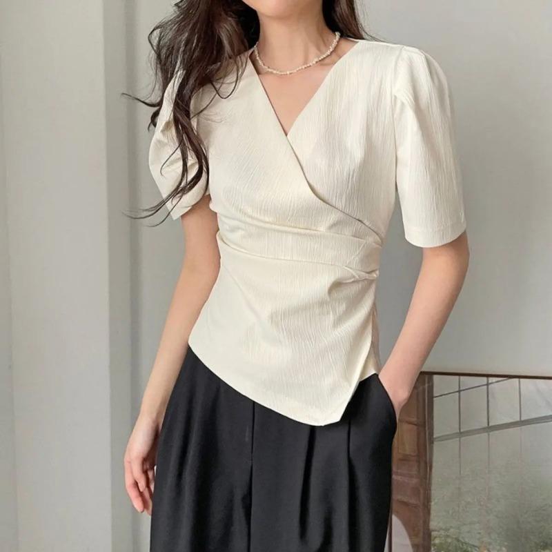 2024 Лето Корейский Стиль Короткий Рукав Асимметричная Женская Футболка Тонкий Повседневный Складки Женский Топ Футболка V-образный Вырез Женская Одежда