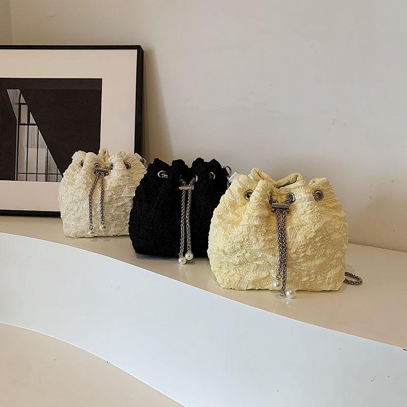 В этом году популярная и популярная женская сумка, новый нишевый дизайн, модная цепочка, сумка через плечо из ткани, плиссированная сумка-ведро