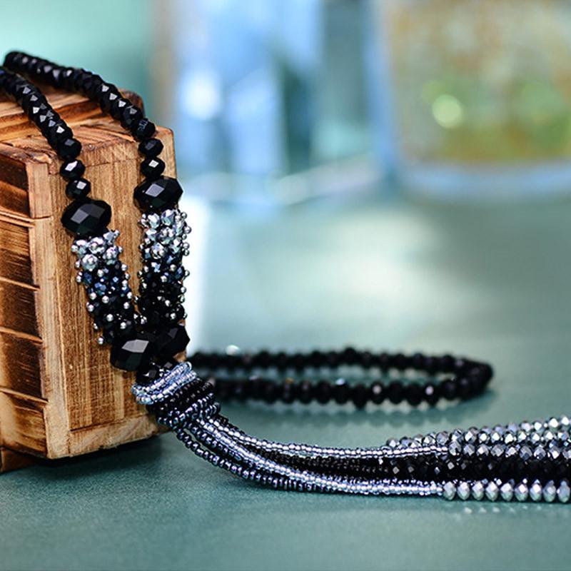 Прекрасное ожерелье с бисером различных расцветок