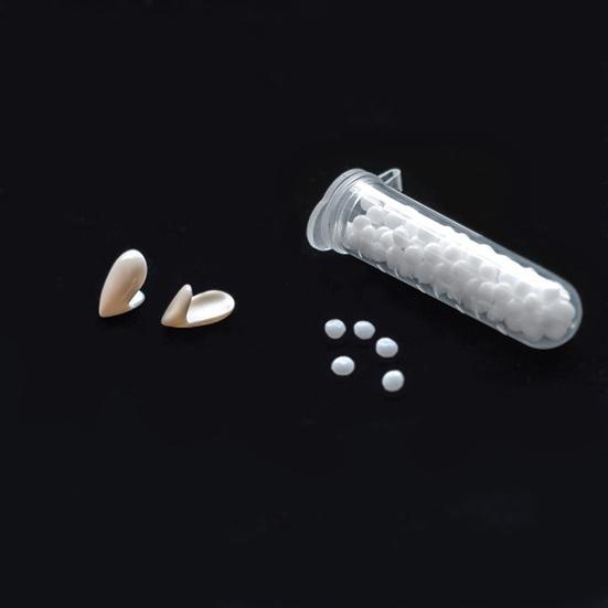 Яркие протезы на Хэллоуин выделяются реалистичными зубами. Сложная имитация протеза широкого применения.