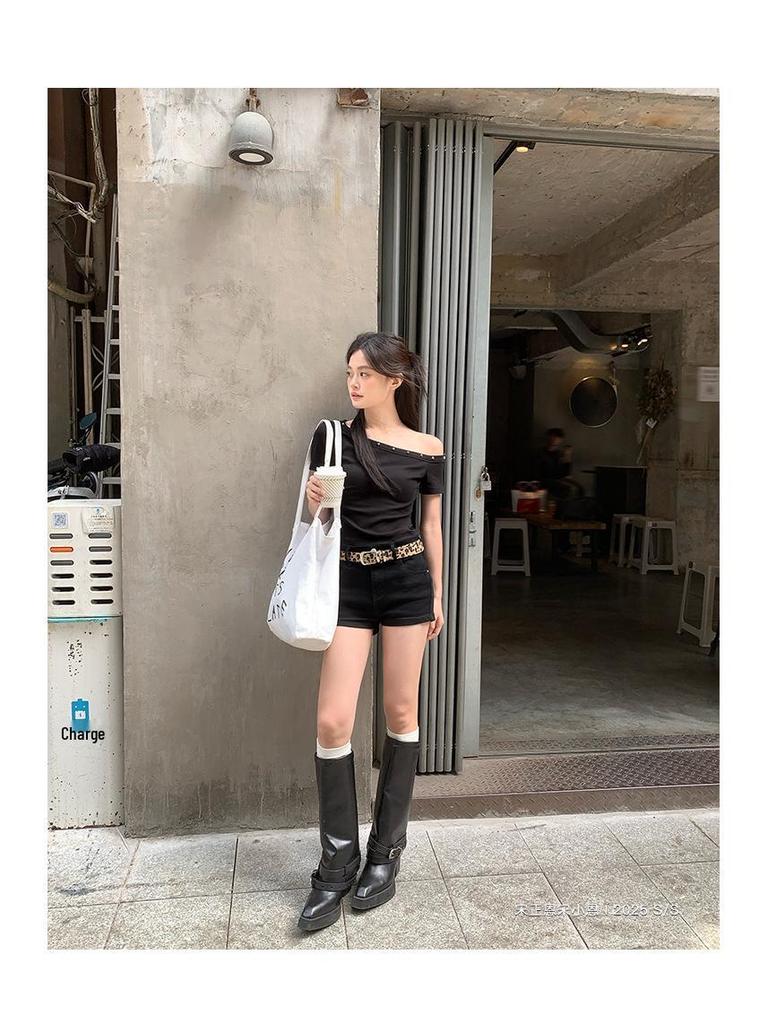 Женская черная асимметричная футболка с открытым плечом и стразами, коллекция лето 2025 - Шикарный и уникальный стиль