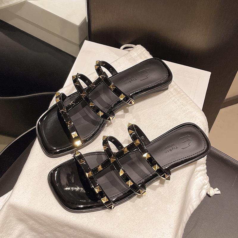 Сандалии с заклепками женская верхняя одежда 2025 новые летние модные сандалии на толстом каблуке большого размера крутые шлепанцы женские