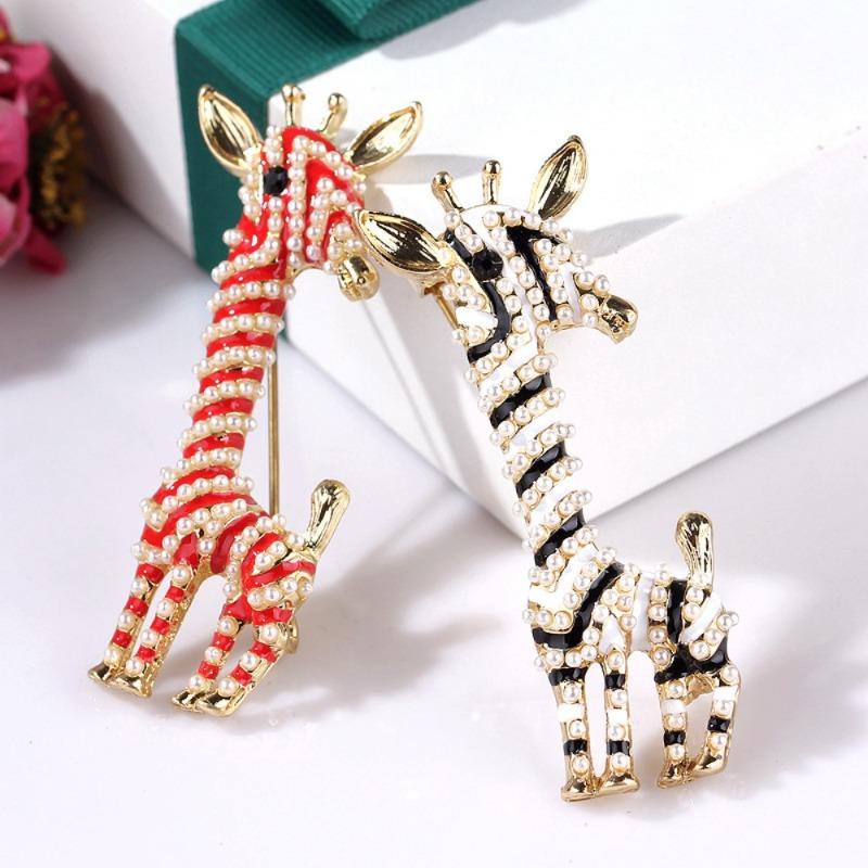 1Pc Cute Giraffe Brooch Enamel Artificial Pearl Animal Pin for Women