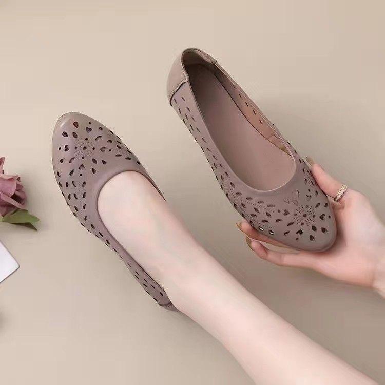 Корейская версия 2025 новая мягкая кожа женские на плоской подошве летние полые туфли для мамы нескользящие туфли Doudou одинарная обувь большой размер женская обувь