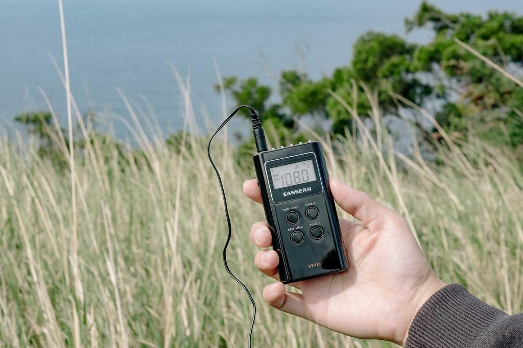 [Оригинальный продукт для внутреннего рынка] Sangean DT-120J AM/FM Стерео Карманный радиоприемник, с ЖК-дисплеем, 15 станций в памяти, автопоиск, стереонаушники в комплекте, бат