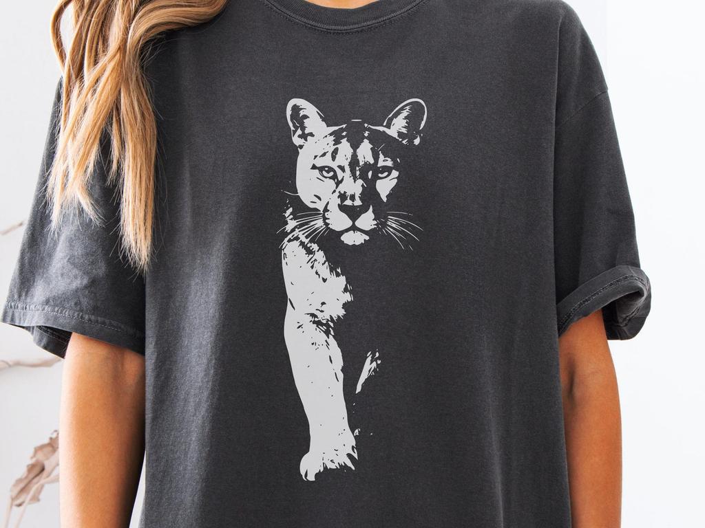 Cougar T-Shirt, Minimalist Puma Graphic Print, Mountain Lion Wildlife Art, Unisex Nature Shirt, Big Cat Lover Gift, Modern Animal Design