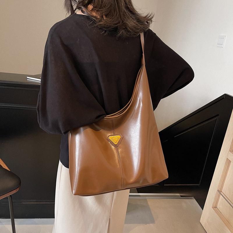 Casual autumn and winter retro large-capacity bag women's 2025 new casual relaxation shoulder messenger bag tote bag