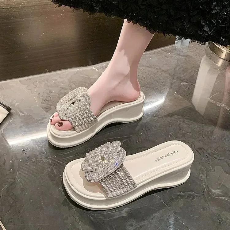 Тапочки на толстой подошве для женщин, модная верхняя одежда, босоножки с открытым носком, блестящие тапочки на танкетке со стразами, женские 2024