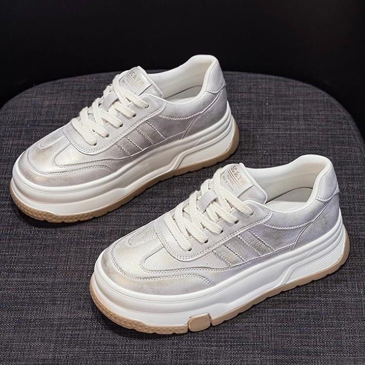 Платформенные белые женские кроссовки 2025 весна новые повседневные спортивные туфли ретро универсальные с небольшой высотой подъема популярные кеды