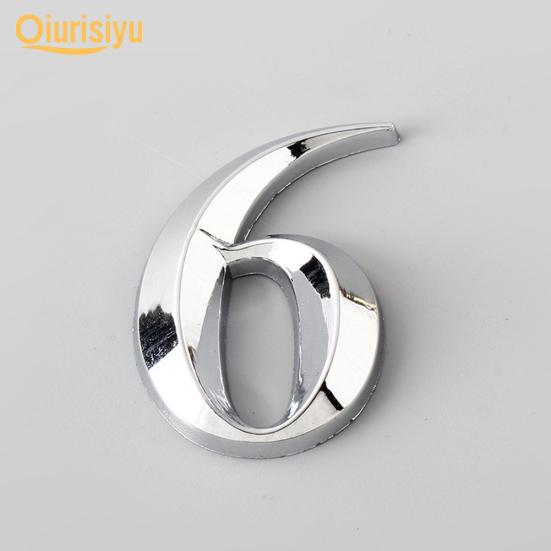 Позолоченная табличка на двери дома, цифра номера адреса