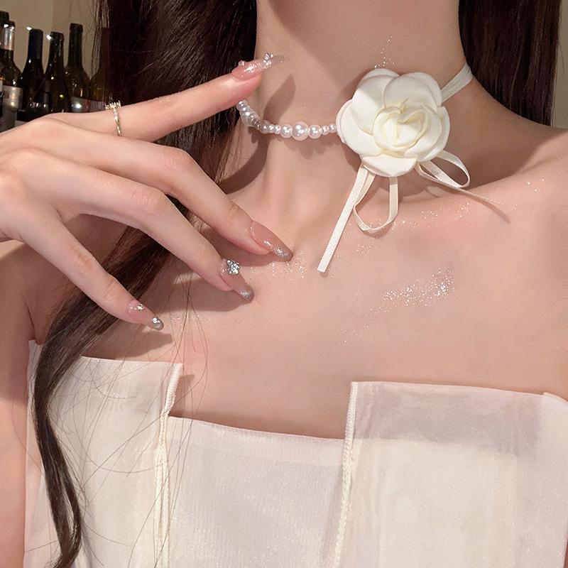 Ожерелье-чокер из жемчуга «Камелия» с цветочным акцентом на ключичной цепочке