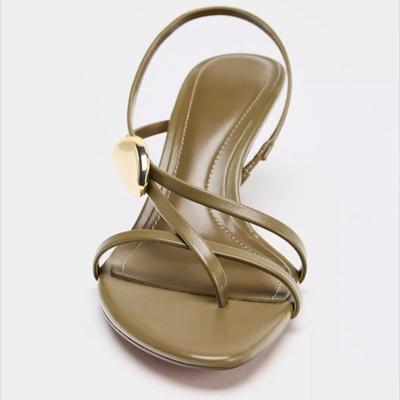 Модные роскошные дизайнерские босоножки на высоком каблуке с металлическим декором, женская мода, перекрестная шнуровка, летние сексуальные пляжные слинги, шлепанцы