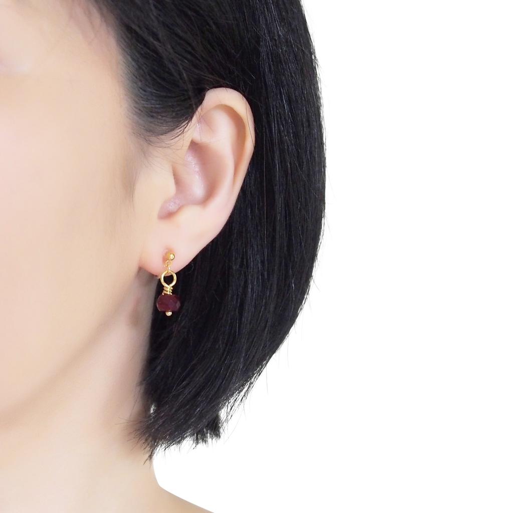 Серьги для женщин Популярные серьги Painless Gold Agate Swaying Red Натуральный камень Серьги из красной смолы Элегантные нежные маленькие серьги для взрослых Miyabi