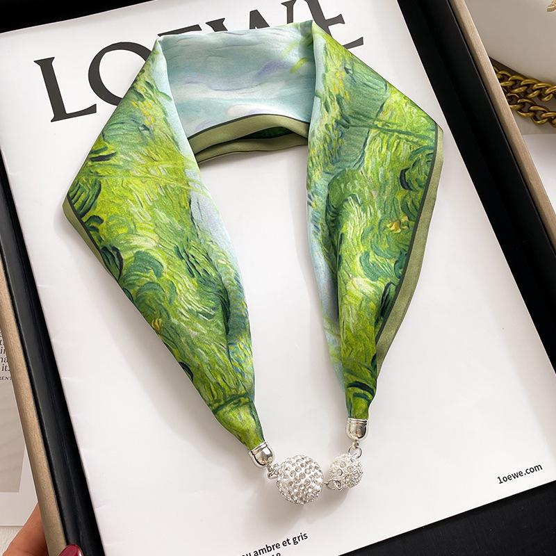 Женский шелковый шарф с магнитной пряжкой — модная защита шеи на весну, лето и осень 2024 года