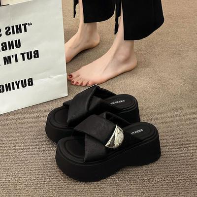 Премиальное ощущение с юбкой, толстая подошва, крутые тапочки, женская летняя обувь, мода 2025, новые супер огонь, для выхода, на платформе