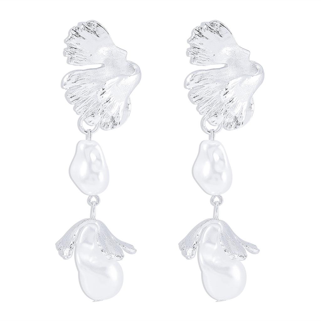 Серьги с жемчугом особой формы. Металлические серьги с листьями ветра. Преувеличенные серьги в стиле хипстер. Геометрические серьги неправильной формы.