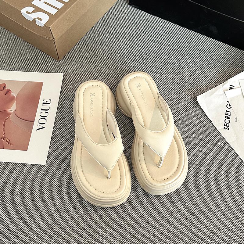 Шлепанцы женские лето 2025 новые уличные на толстой подошве модные уличные нескользящие приморские пляжные сандалии шлепанцы с перемычкой