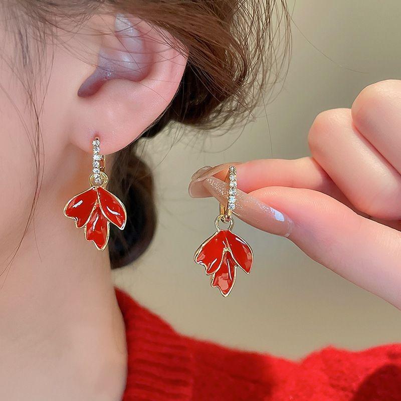 Серебряная игла красное сердце Новогодние серьги женские нишевые простые праздничные серьги универсальные модные серьги легкая роскошь высокий стиль
